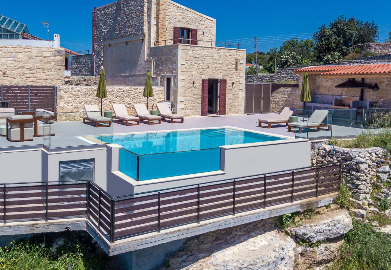 Villa in Margarites - Dunkle Luxusvilla – mit privatem Pool