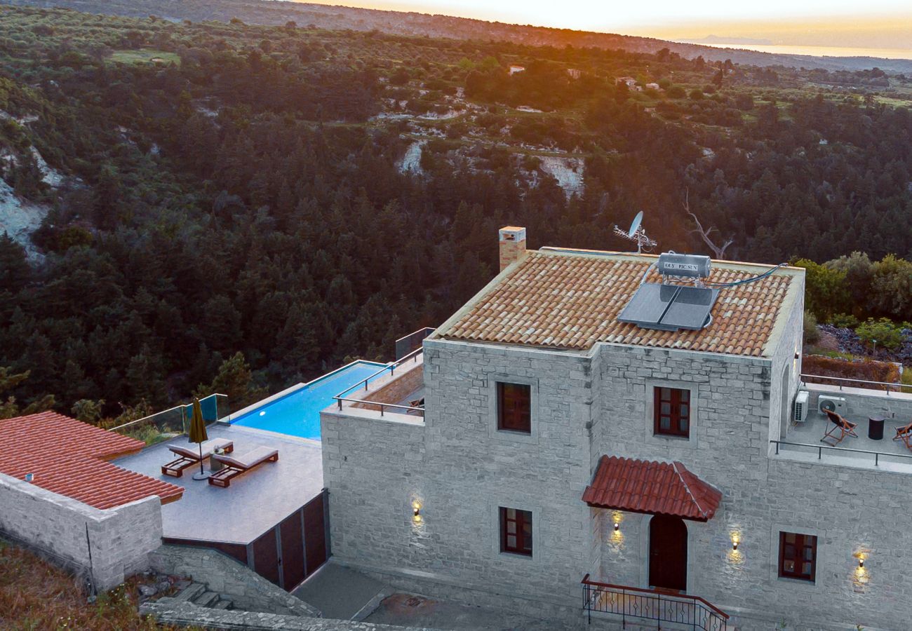 Villa in Margarites - Dunkle Luxusvilla – mit privatem Pool