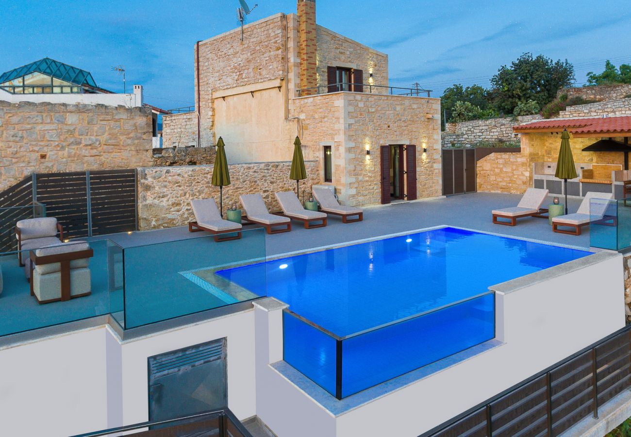 Villa in Margarites - Dunkle Luxusvilla – mit privatem Pool