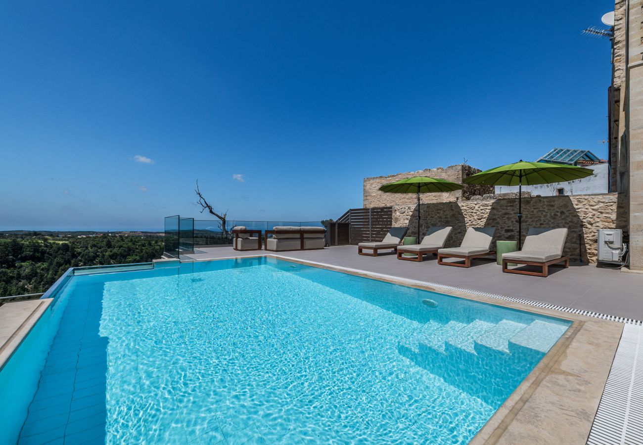 Villa in Margarites - Dunkle Luxusvilla – mit privatem Pool