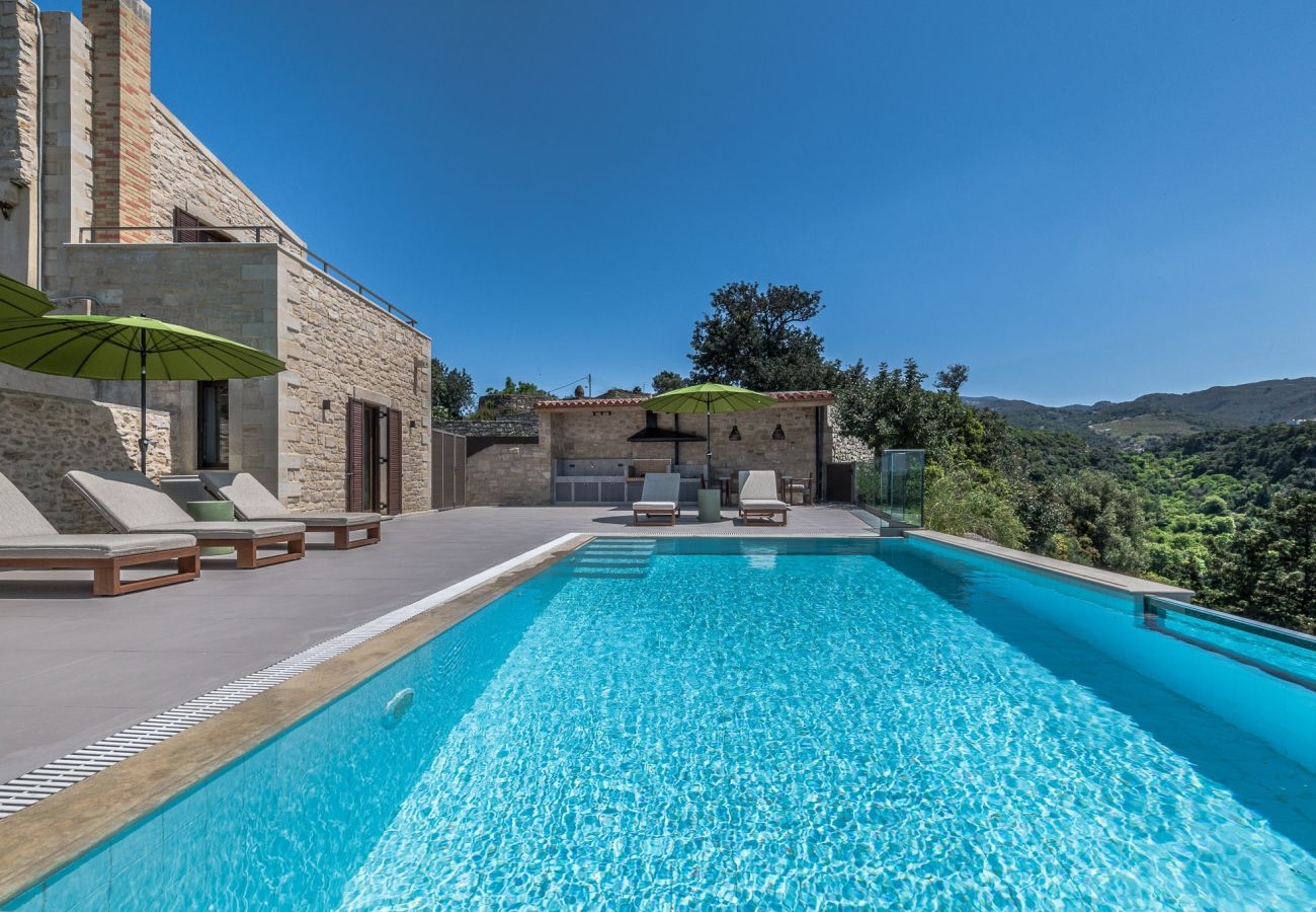 Villa in Margarites - Dunkle Luxusvilla – mit privatem Pool