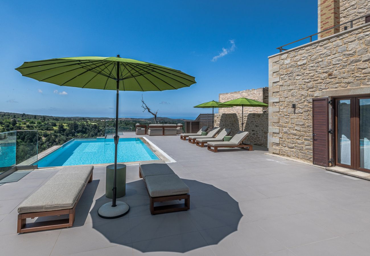 Villa in Margarites - Dunkle Luxusvilla – mit privatem Pool