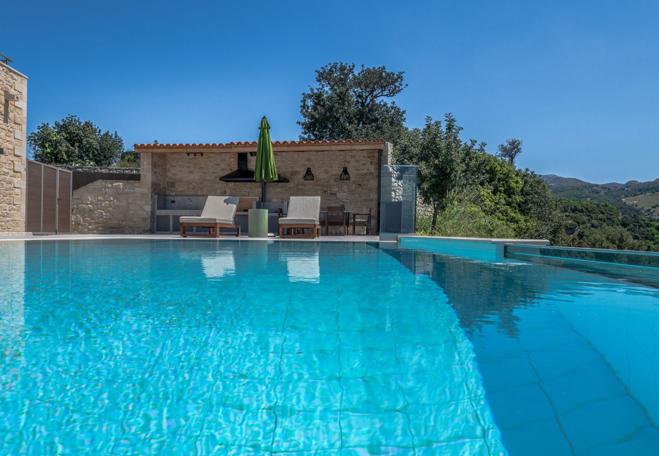 Villa in Margarites - Dunkle Luxusvilla – mit privatem Pool