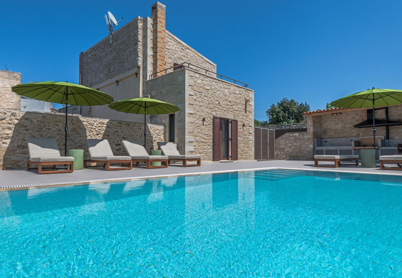 Villa in Margarites - Dunkle Luxusvilla – mit privatem Pool