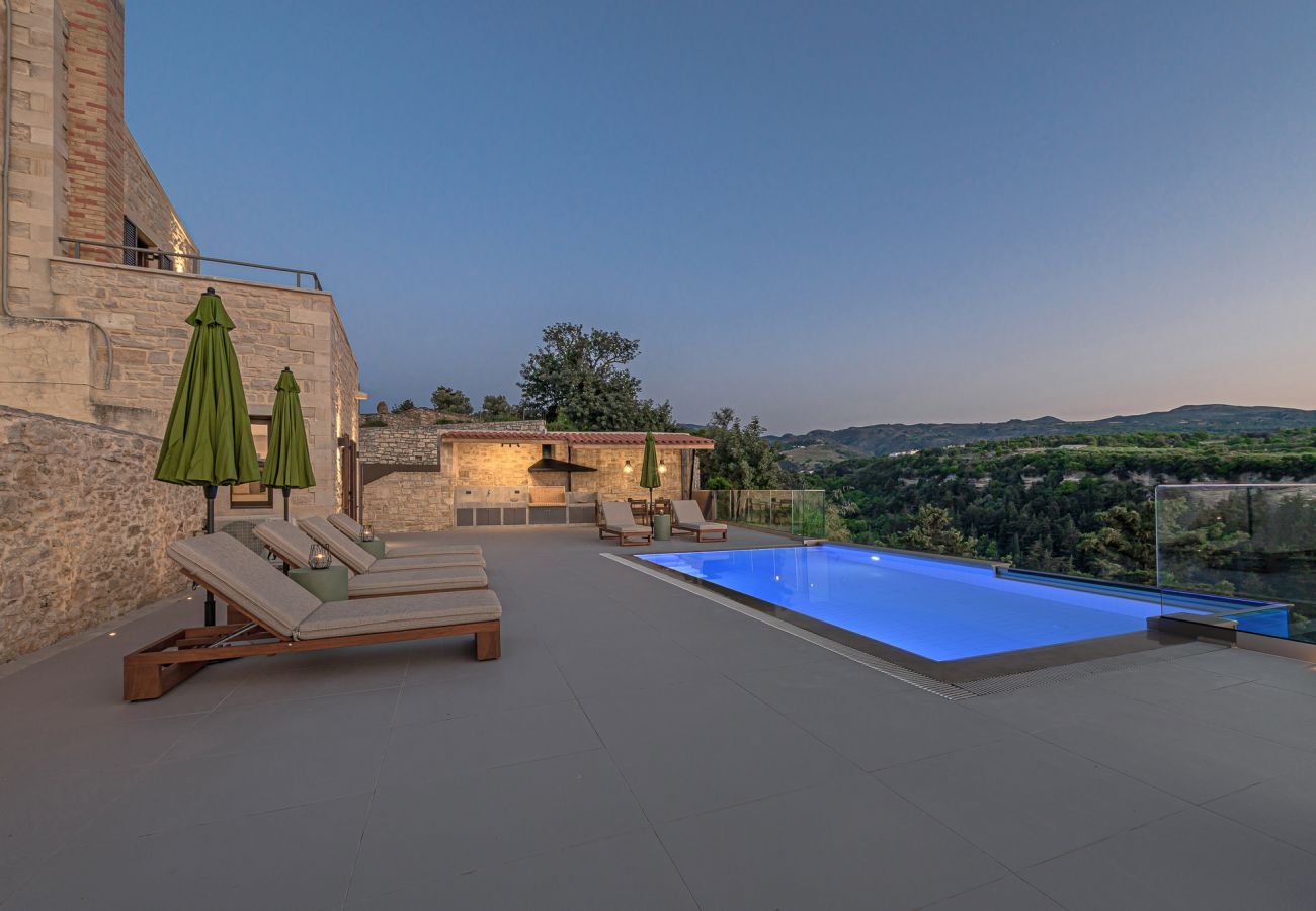 Villa in Margarites - Dunkle Luxusvilla – mit privatem Pool