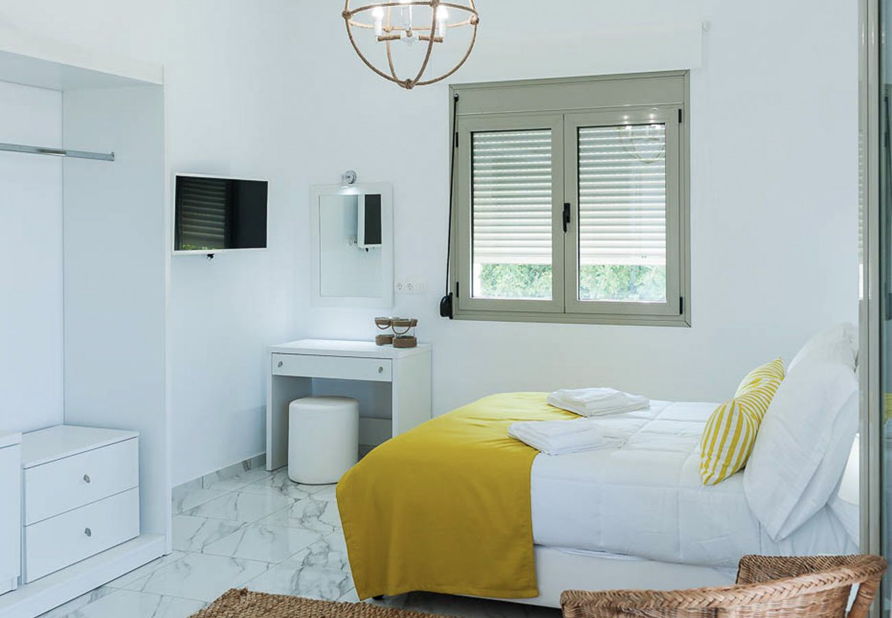 Villa à Pagkalochori - Primavera Villa - 2 Heated Pools & Jacuzzis