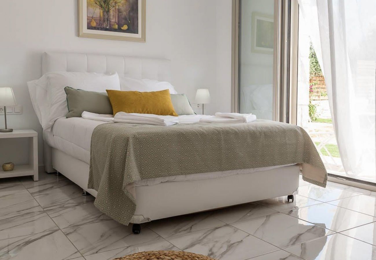 Villa à Pagkalochori - Primavera Villa - 2 Heated Pools & Jacuzzis