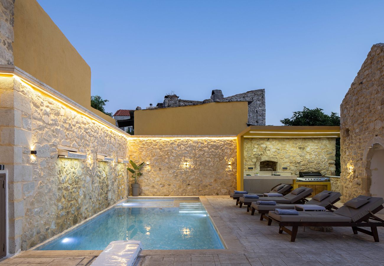 Villa à Saitoures - Villa Methorion Manor - With Private Pool