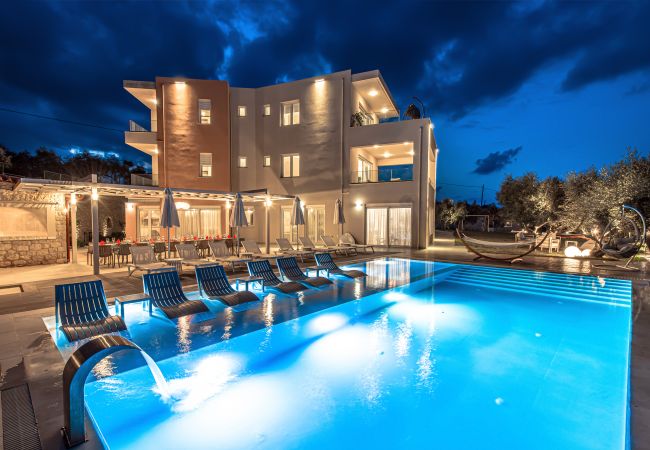 Villa in Rethymno - Luxury Villa Oasis, 11 bedrooms, Private Heated Pool & Jacuzzi Villa in Rethymno - Luxury Villa Oasis, 11 bedrooms, Private Heated Pool & Jacuzzi