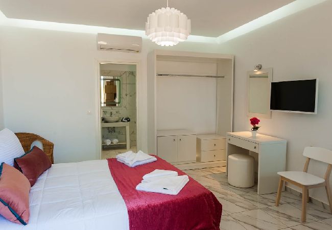 Villa in Rethymno - Villa Prima - With Private Heated Pool & Jacuzzi  Villa in Rethymno - Villa Prima - With Private Heated Pool & Jacuzzi