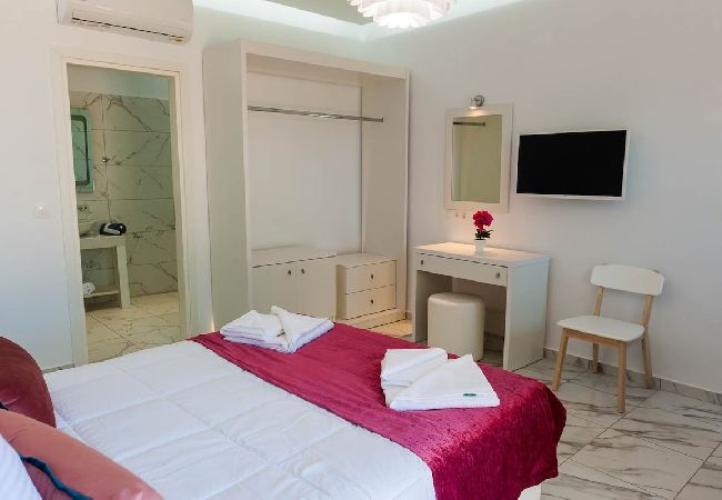 Villa in Rethymno - Villa Prima - With Private Heated Pool & Jacuzzi  Villa in Rethymno - Villa Prima - With Private Heated Pool & Jacuzzi