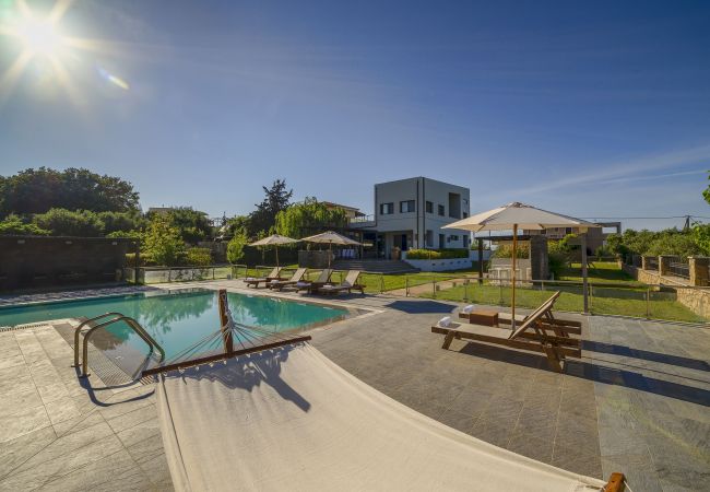 Villa in Tria Monastiria - Villa Sfedami - Pool with Children Safety Fence Villa in Tria Monastiria - Villa Sfedami - Pool with Children Safety Fence