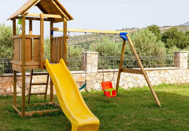 Villa in Tria Monastiria - Villa Sfedami - Pool with Children Safety Fence Villa in Tria Monastiria - Villa Sfedami - Pool with Children Safety Fence