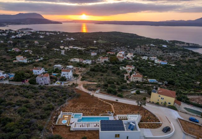 Villa in Almirida - Luxurious Villa Thyrsus - With Private Heated Pool Villa in Almirida - Luxurious Villa Thyrsus - With Private Heated Pool