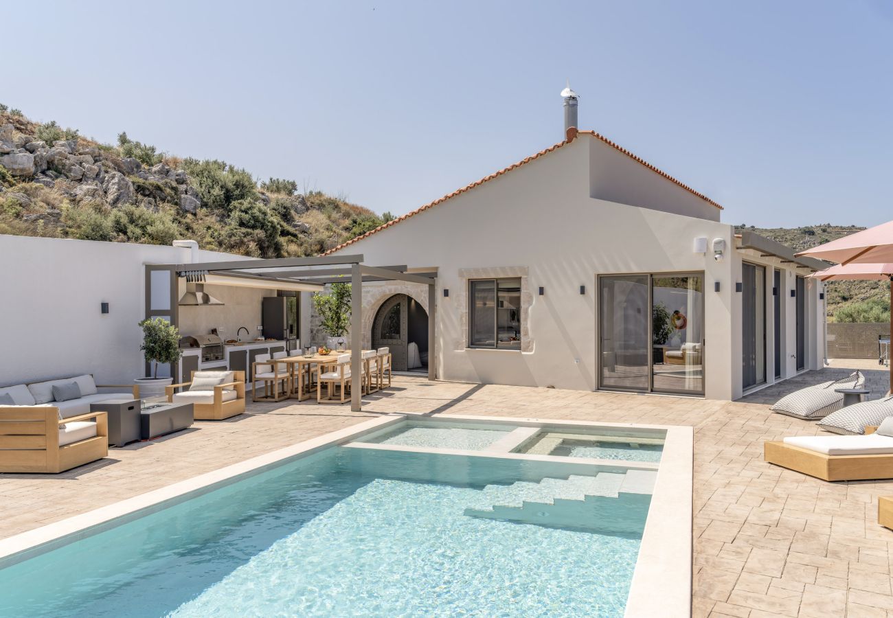 Villa in Atsipopoulo - Luxury Villa Maximos - With Private Heated Pool