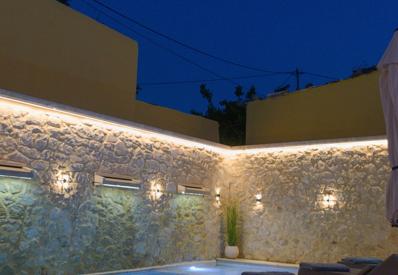Villa in Saitoures - Villa Methorion Maner - With Private Pool