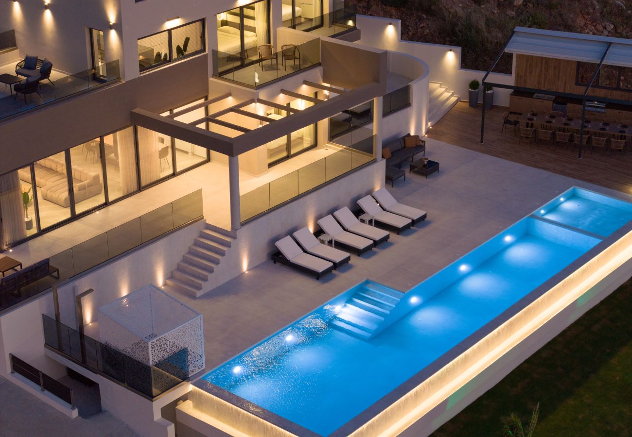 Villa in Bali - Dias Grand Villa - Indoor & Outdoor Pools 